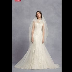 White VERA WANG Lace Trumpet Wedding Dress. 4